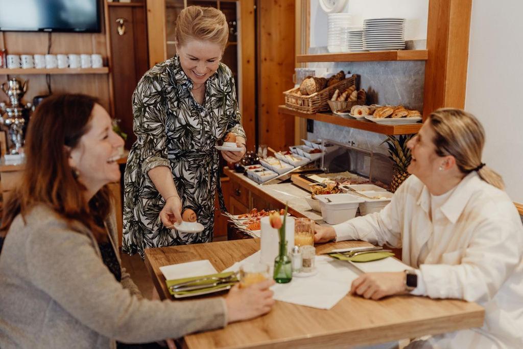 Dorfcafe Unken Hotelpension Swirtshaus Im Dorf Extérieur photo